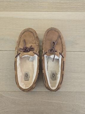 UGG Suede Dakota Moccasin Slippers - Chestnut Brown, 7 EUC